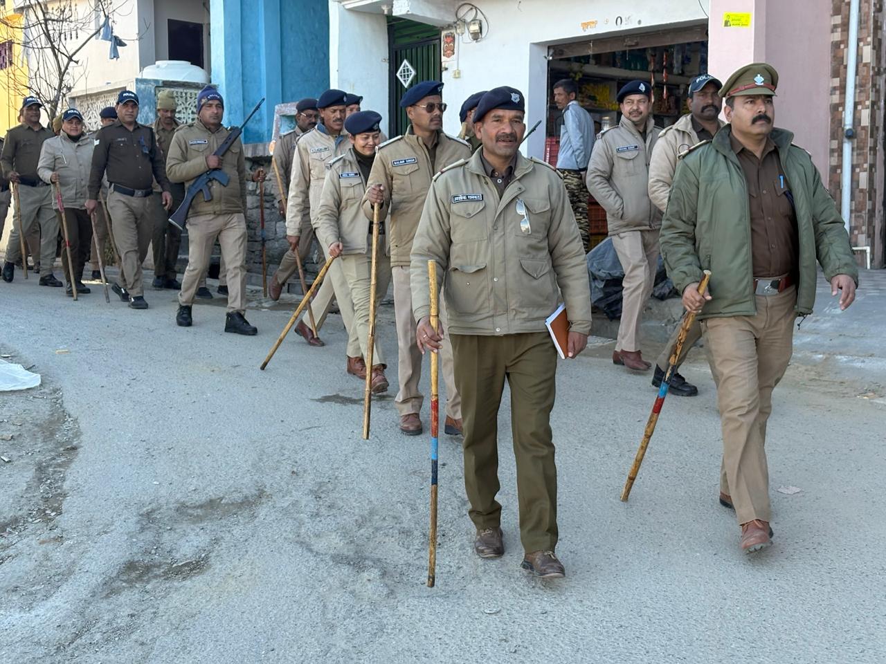 निकाय चुनावों के निष्पक्ष आयोजन को लेकर अल्मोड़ा पुलिस ने निकाला फ्लैग मार्च