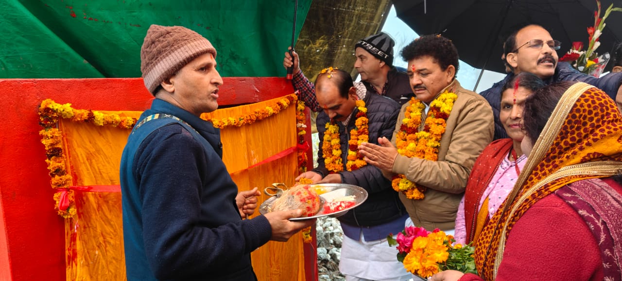 रानीखेत: केंद्रीय मंत्री अजय टम्टा ने ताड़ीखेत में पी.एम.जी.एस.वाई अंतर्गत सड़कों के अपग्रेडेशन निर्माण कार्यो का किया शुभारंभ