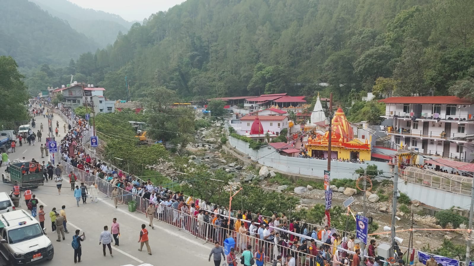नैनीताल: कैंची धाम में सुबह से ही श्रद्धालुओं का लगा जमावड़ा,लगी लंबी कतारें, चप्पे-चप्पे पर तैनात रहा पुलिस बल
