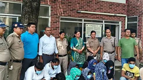 होटल में देह व्यापार का भंडाफोड़ : आठ महिलाओं समेत 13 गिरफ्तार, कई राज्यों से लड़कियां लाकर करते थे सप्लाई