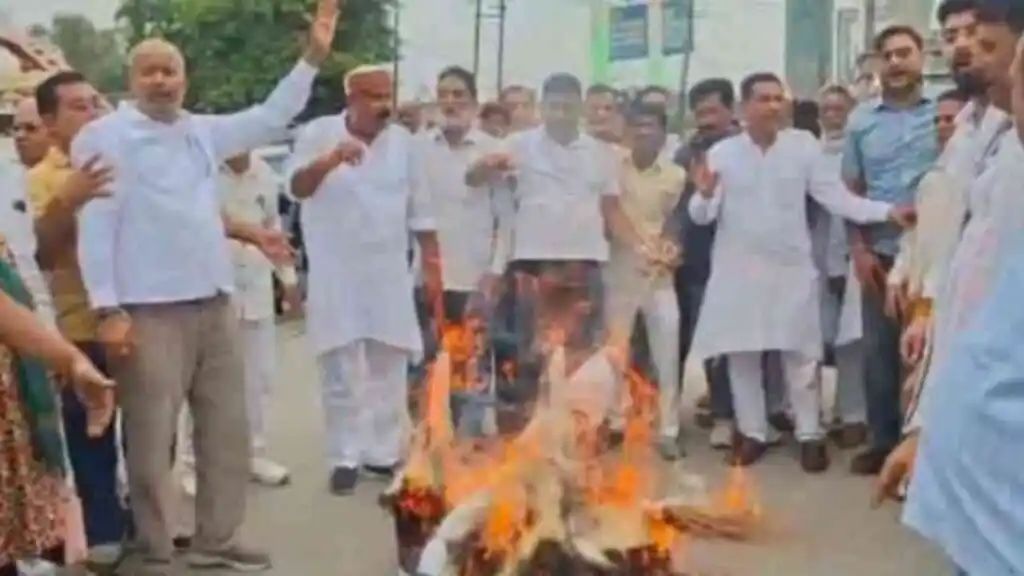 कांग्रेस ने चुनाव आयोग का फूंका पुतला, BJP एजेंट होने का लगाया आरोप