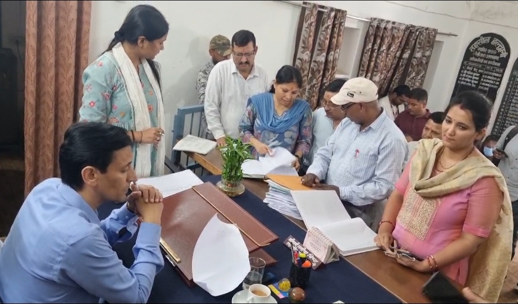 हल्द्वानी : कमिश्नर दीपक रावत के निरीक्षण में तहसील की पोल खुली, अधिकारियों को लगाई फटकार