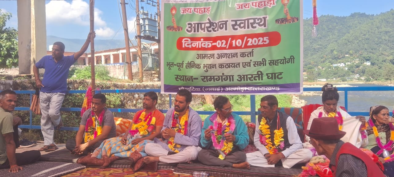 रानीखेत : चौखुटिया सामुदायिक स्वास्थ्य केंद्र की व्यवस्था को लेकर आंदोलन, स्वास्थ्य निदेशक पहुचे धरना स्थल