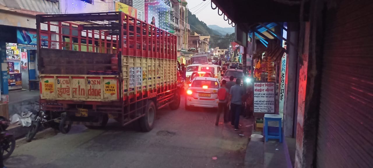 अल्मोड़ा : भिकियासैंण बाजार में ग्राहक नदारद व्यापारी मायूस