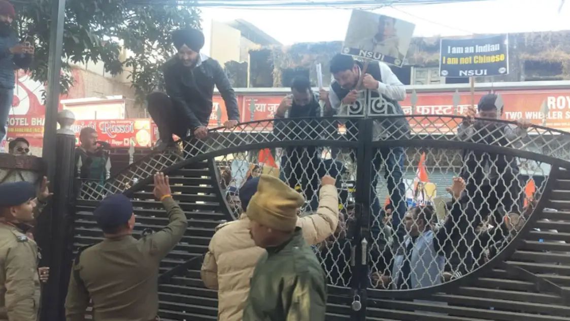 अंकिता भंडारी हत्‍याकांड: उत्तराखंड में उबाल, दून डीएम ऑफ‍िस में घुसे प्रदर्शनकारी